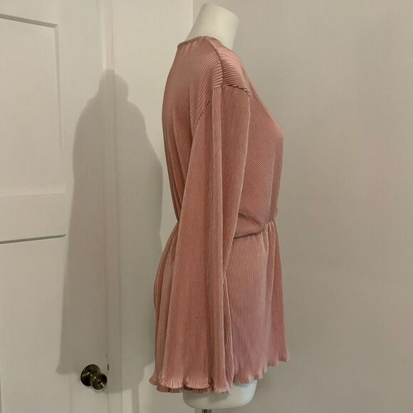 Haute Rogue size Medium Light Pink Accordion Texture Bell Sleeve Shorts Romper - Picture 2 of 12